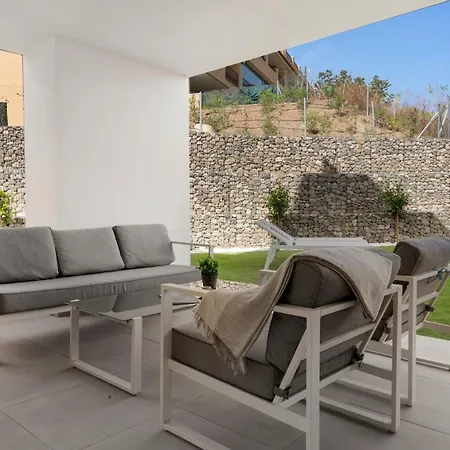Vivi Homes - Calanova 1 Luxury, Garden, Pool & Sauna