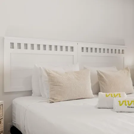 Vivi Homes - Calanova 1 Luxury, Garden, Pool & Sauna *