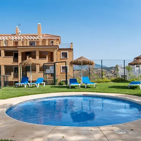 Vivi Homes - Calanova 1 Luxury, Garden, Pool & Sauna