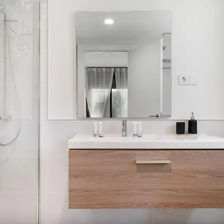 Vivi Homes - Calanova 1 Luxury, Garden, Pool & Sauna