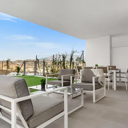 Vivi Homes - Calanova 1 Luxury, Garden, Pool & Sauna